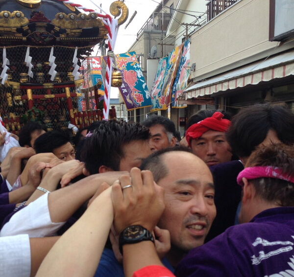 お店の前でお神輿